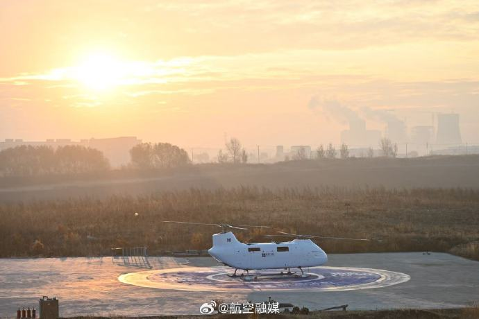 nuwangzi's tweet image. #UAG 

On Oct 30, the Platinum Shadow T1400 - a tandem unmanned helicopter by United Aircraft Group completed its maiden flight in Harbin.

With a 1,400 kg MTOW, 8h endurance, 6500m ceiling, and 180 km/h max speed, it marks a major leap for ton-class UAVs in China.