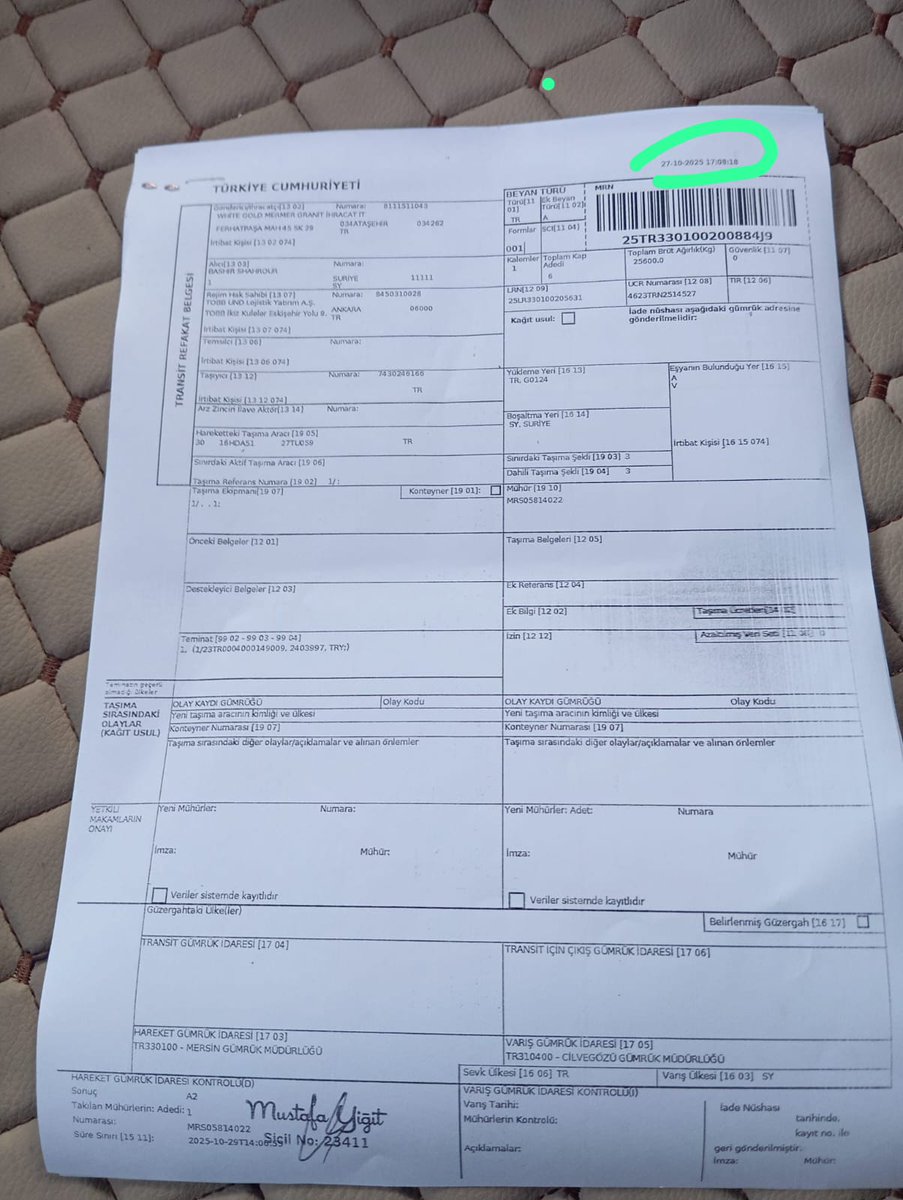 BU DA RÜŞVETİN BELGESİ!
Araç beyanına göre bu araç 27 Ekim'de malı yüklemiş. 
En az 1-2 gün yol sürdüğü halde, 29 Ekim'de boşaltmış bile yükünü. 
Normalde bir hafta sürecek işlem 2 gün sürmüş. 
Gümrük memurları ve aracıların kurduğu bu çarka namuslu TIR şoförleri isyan ediyor!