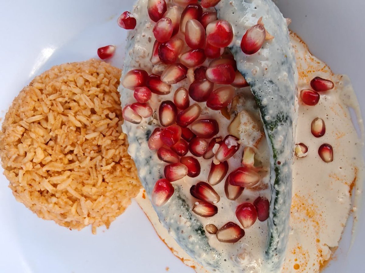 Hoy jueves 30 de octubre nuestro menú no puede ser más mexicano: tenemos el auténtico Chile en Nogada, deliciosa y sonorense gallina pinta, y pescado empanizado que anoche durmió en el mar, además nuestros tradicionales Cocido, pollo en mole, caldo de pollo y bistec ranchero.