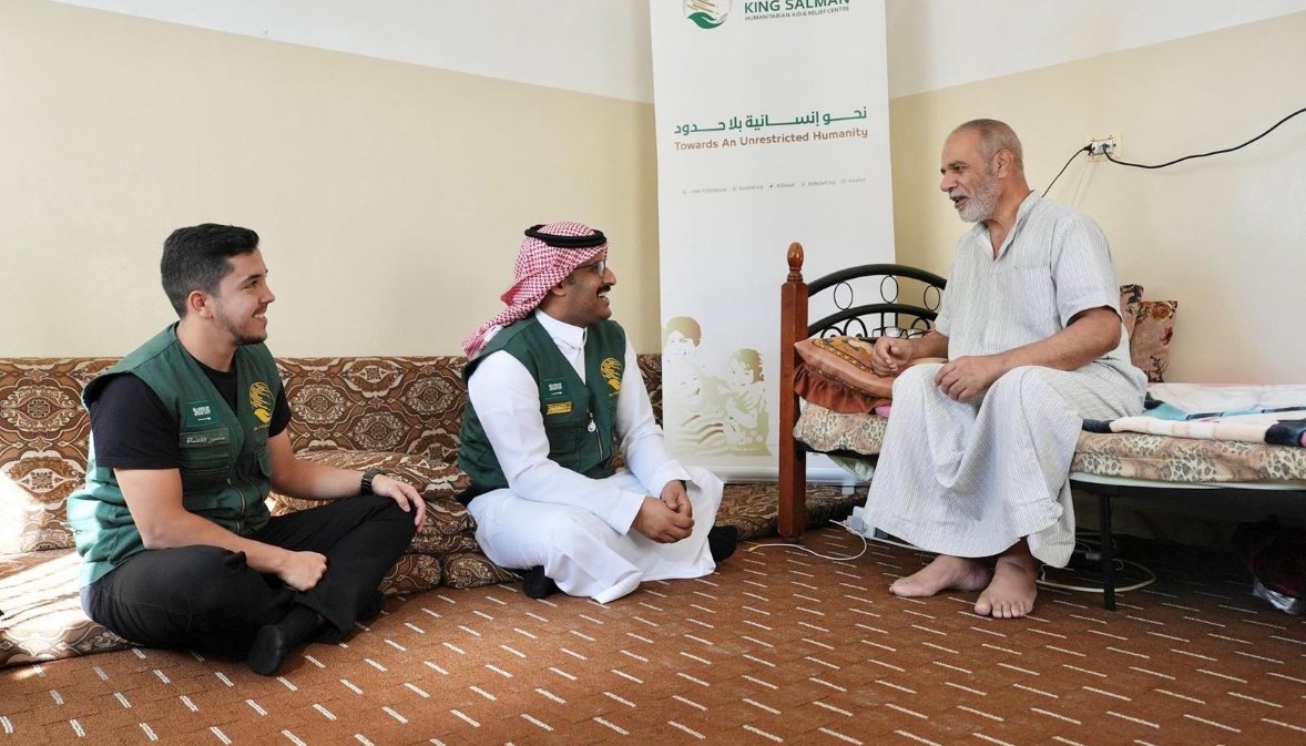 في لفتة إنسانية تعبّر عن عمق الموقف السعودي تجاه الأشقاء السوريين..

المملكة تتكفل بعلاج اللاجئ السوري "عايد مقبل سلحوب" والمقيم في الأردن، بعد معاناته من مشاكل مزمنة في القلب استدعت إجراء عملية جراحية دقيقة لتركيب جهاز لتنظيم ضربات القلب في أحد المستشفيات الخاصة بالأردن.

-