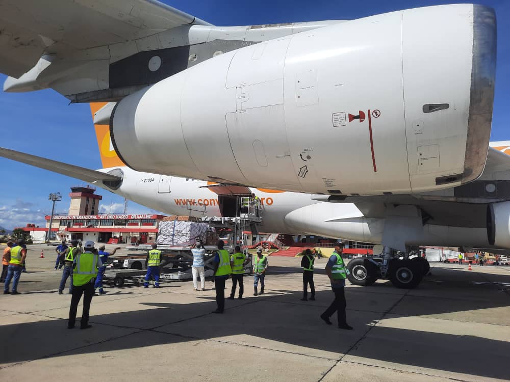 Hoy, el Aeropuerto Internacional "Antonio Maceo Grajales" Santiago de Cuba recibió un cargamento de esperanza. A bordo de una aeronave proveniente de #Venezuela arribó ayuda humanitaria destinada a las familias cubanas afectadas por el paso del Huracán Melissa.