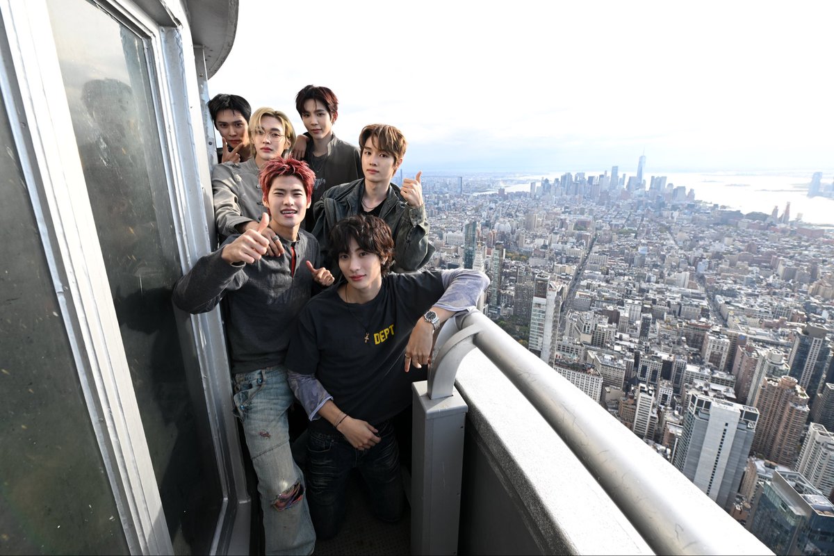 RIIZE celebrate the start of their first North American headline tour RIIZING LOUD by turning the Empire State Building orange 🧡 BRIIZE are you ready 👀

📸 Empire State Building 
#RIIZE #RIIZINGLoud #BRIIZE