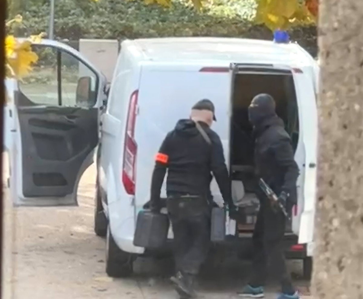leprogreslyon's tweet image. 📹 Info Le Progrès. Le laboratoire Pourquery, a été la cible d'une attaque par plusieurs hommes avec des armes de guerre, ce jeudi vers 13h40. Ils sont été filmés par des témoins. Découvrez les images de cet impressionnant #braquage. #Lyon #Rhône
👉 l.leprogres.fr/XNO