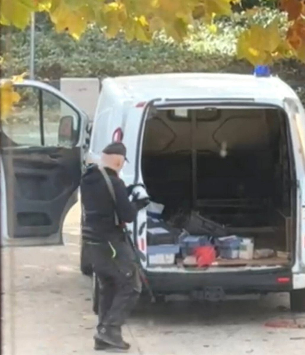 leprogreslyon's tweet image. 📹 Info Le Progrès. Le laboratoire Pourquery, a été la cible d'une attaque par plusieurs hommes avec des armes de guerre, ce jeudi vers 13h40. Ils sont été filmés par des témoins. Découvrez les images de cet impressionnant #braquage. #Lyon #Rhône
👉 l.leprogres.fr/XNO