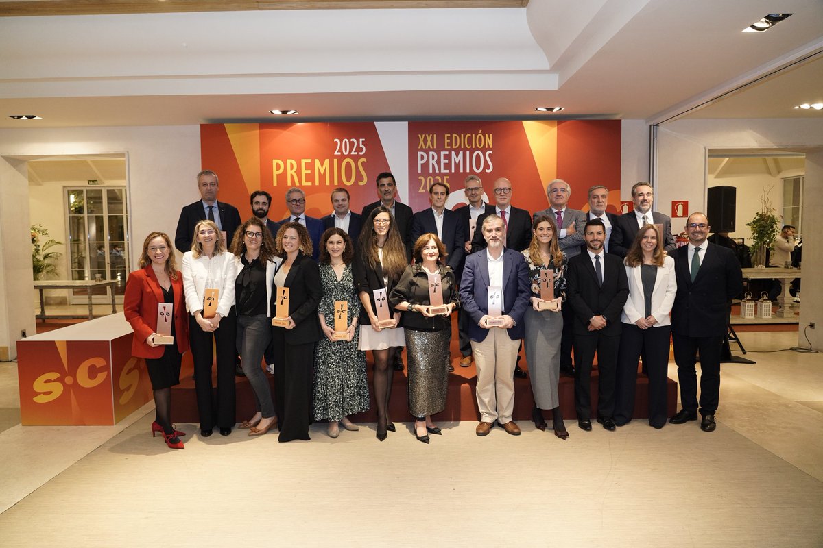 mbelcrypt_vasco's tweet image. Muy emocionada por recibir uno de los #PremiosSIC de @SicRevista por mi trayectoria en docencia, investigación y divulgación de la #Criptografía 🔐
Gracias al equipo de @SicRevista, a mis compañeros y alumnos en @uc3m y @urjc y a todos los que ayudan a aprender cada día 💫