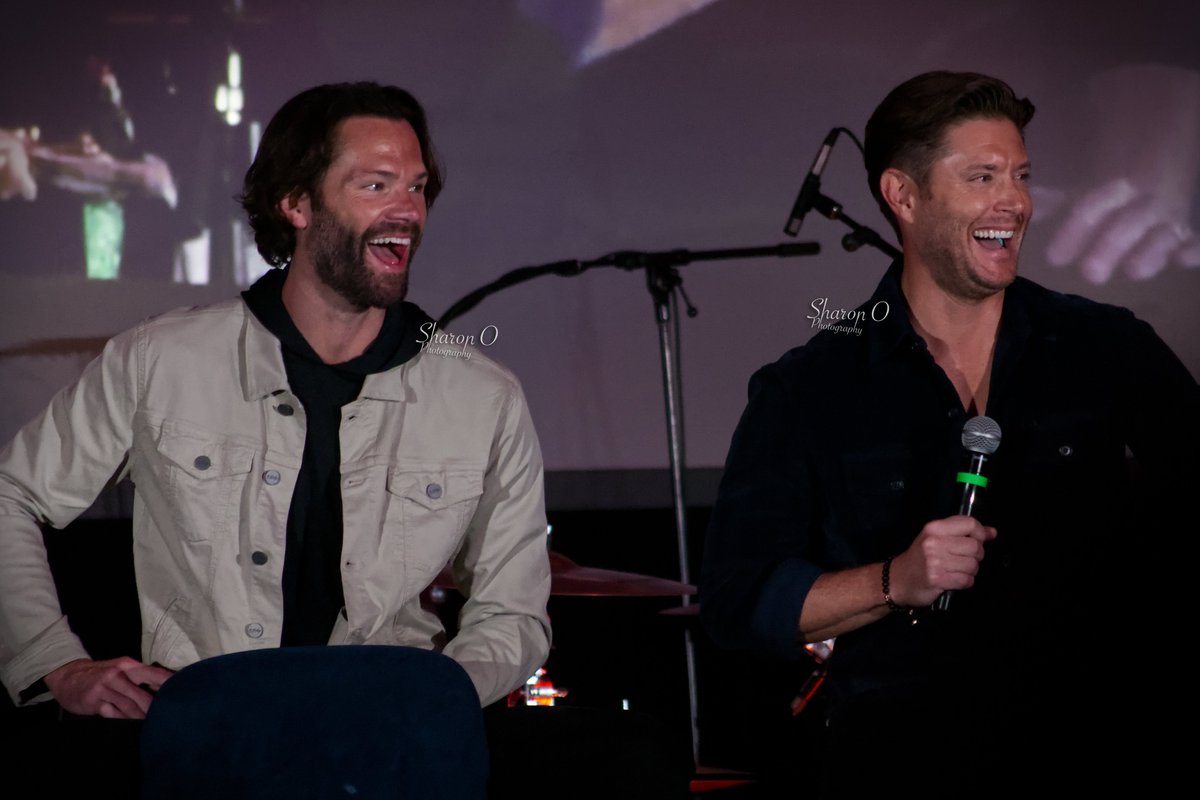 PurpleNurpleSPN's tweet photo. I've barely posted any photos of J2 from #Vancon - I was in Copper as oppose to Gold, so most of my photos are J2 as this was the end of my lens from my seat. But I did capture some golden moments like this (also my friend @mycorner2k19 did steal my camera for some of it... π ) https://t.co/YJgM0f53Dx