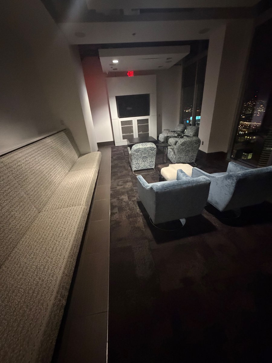 #RETWEET IF YU WOULD LET ME FUCK YOU 50 floors up where nobody can see us 😩😩😩😩 #nashvillepenthouses #Nashville