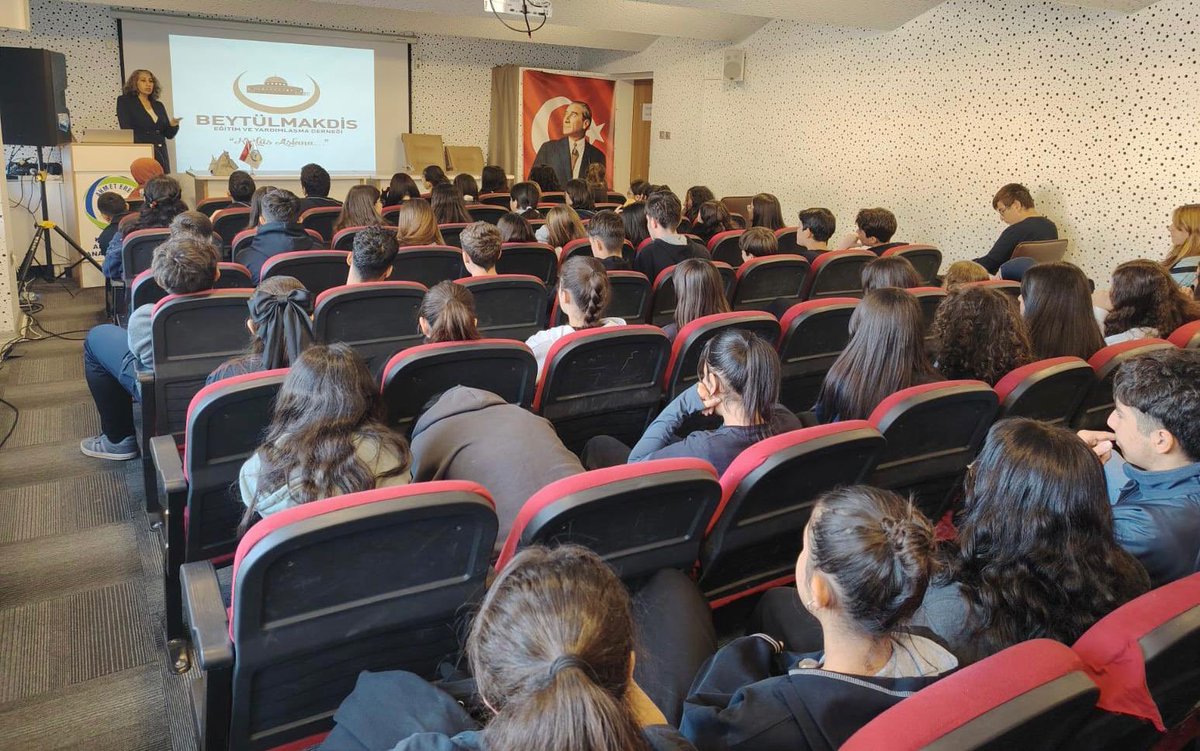 Kudusgonulluler's tweet photo. Yönetim Kurulu üyemiz Av. Dilek KOCAKAYA ÖNAL; Kocasinan Ahmet Eren Anadolu Lisesi’nde gençlerimize Mescid-i Aksa’yı, Kudüs’ü ve Gazze’yi anlattı. https://t.co/f5VIbJIdR3