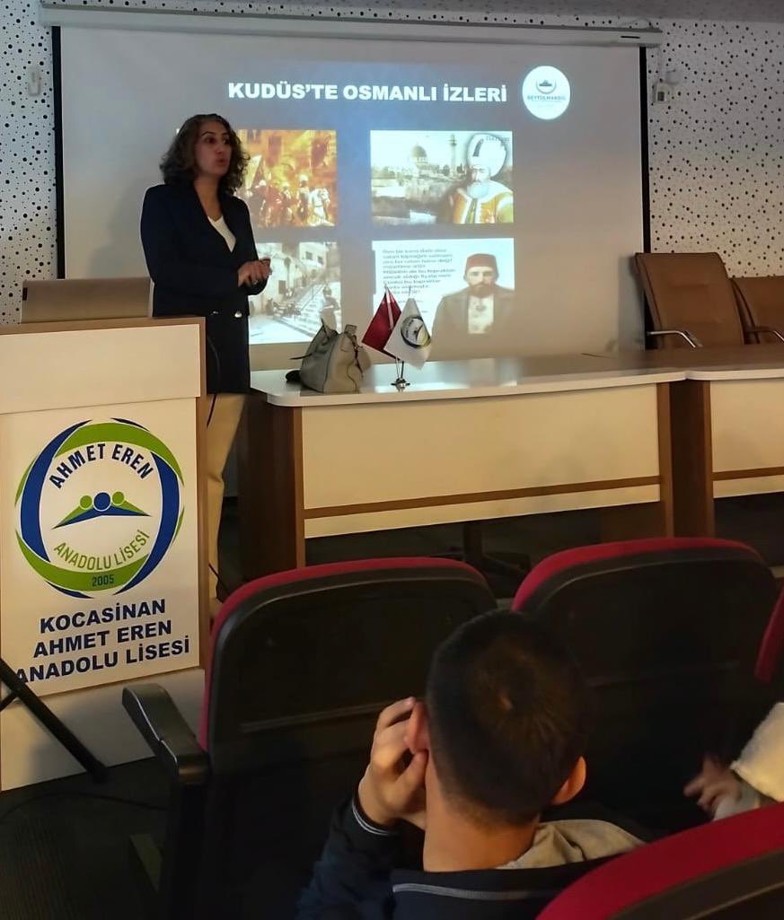 Kudusgonulluler's tweet photo. Yönetim Kurulu üyemiz Av. Dilek KOCAKAYA ÖNAL; Kocasinan Ahmet Eren Anadolu Lisesi’nde gençlerimize Mescid-i Aksa’yı, Kudüs’ü ve Gazze’yi anlattı. https://t.co/f5VIbJIdR3