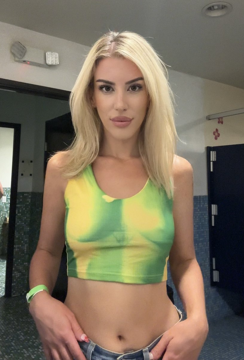 ModelChloeMonet's tweet image. Should I smile more or tease more?