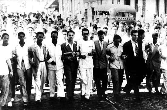 #FidelCastro en mitin de protesta por el robo de la Campana de la Demajagua del Salón de los Mártires de la Universidad de La Habana, el 6 de noviembre de 1947

fidelcastro.cu
#100AñosConFidel #Cuba #Revolución #FidelCastro #SomosCuba #SomosContinuidad #RevoluciónCubana