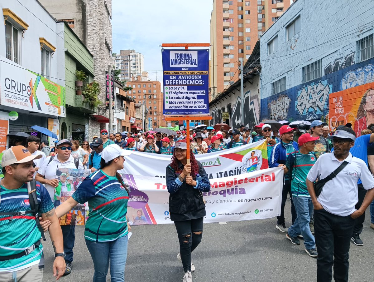 ¡Nuestros tribuneros presentes en todas las regiones del país, en pie de lucha y participando activamente en el paro nacional!

➡️Por la defensa de la Ley 91
➡️Por el régimen especial del magisterio
➡️Porque la educación y la salud no se negocian, ¡se defienden!