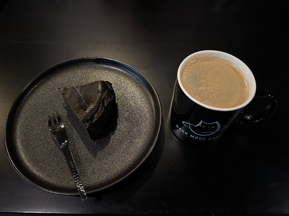 這是一間暗黑神秘感的咖啡廳
店長是一隻黑貓（歐嚕嚕）
十分可愛很親人
生活累了 不妨讓自己投身黑色的世界
在低調沈靜卻蘊含能量的空間
黑曜之心🍰配美式咖啡☕️
#DarkModeCafé 
#暗黑系貓咪咖啡廳
