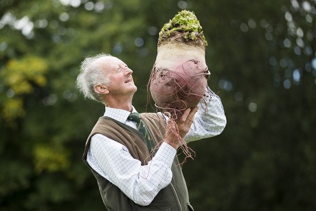 This is peter Glazebrook from Halam in Nottinghamshire. 

He holds the world records for biggest and heaviest onion, potato, cauliflower, bell pepper, beetroot and parsnip. 

He's made the impossible possible and so can you.