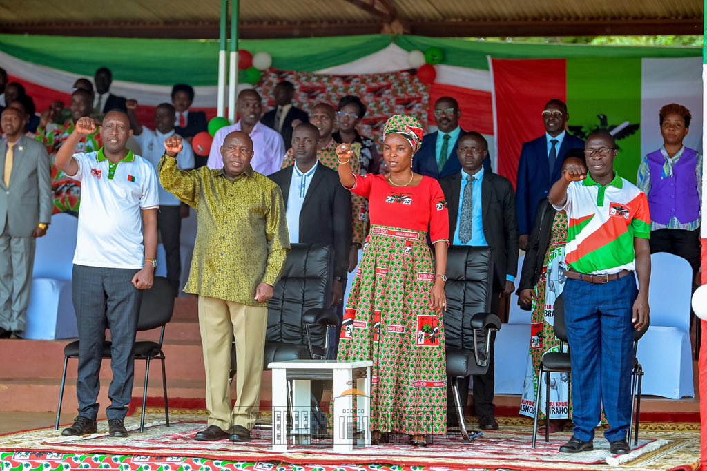 NtareHouse's tweet image. Chaque dernier jeudi du mois, le @CnddFdd organise une prière d’action de grâce interconfessionnelle.
Ce 30/10, SE @GeneralNeva et Président du Conseil des Sages de ce parti,accompagné par SE @Burundi1stLady, s’est joint aux Bagumyabanga de la commune Nyanza réunis pour la prière