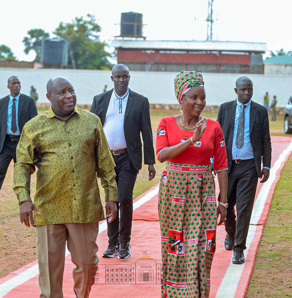 NtareHouse's tweet image. Chaque dernier jeudi du mois, le @CnddFdd organise une prière d’action de grâce interconfessionnelle.
Ce 30/10, SE @GeneralNeva et Président du Conseil des Sages de ce parti,accompagné par SE @Burundi1stLady, s’est joint aux Bagumyabanga de la commune Nyanza réunis pour la prière