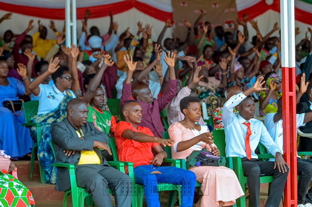 NtareHouse's tweet image. Chaque dernier jeudi du mois, le @CnddFdd organise une prière d’action de grâce interconfessionnelle.
Ce 30/10, SE @GeneralNeva et Président du Conseil des Sages de ce parti,accompagné par SE @Burundi1stLady, s’est joint aux Bagumyabanga de la commune Nyanza réunis pour la prière