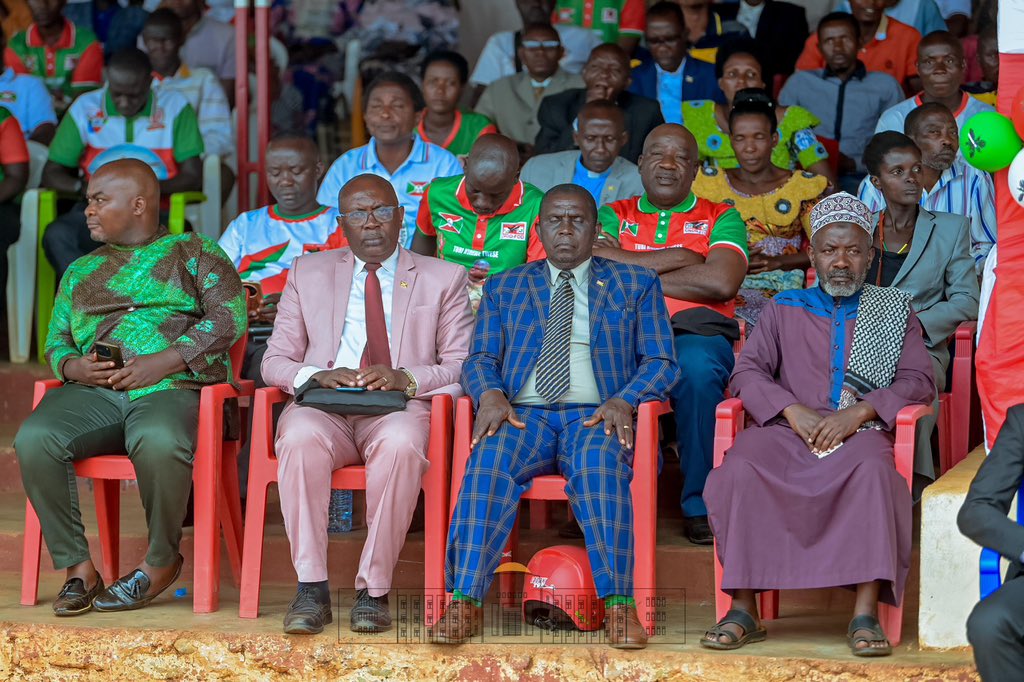 NtareHouse's tweet image. Chaque dernier jeudi du mois, le @CnddFdd organise une prière d’action de grâce interconfessionnelle.
Ce 30/10, SE @GeneralNeva et Président du Conseil des Sages de ce parti,accompagné par SE @Burundi1stLady, s’est joint aux Bagumyabanga de la commune Nyanza réunis pour la prière