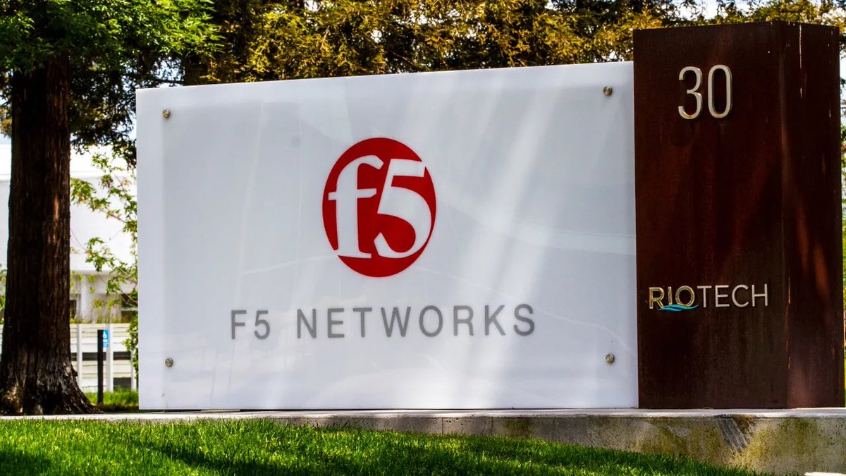 اللي صار يا جماعة يعتبر من أكبر الأخبار في عالم الأمن السيبراني شركة F5 الأمريكية اللي تعتبر من أعمدة أمن الشبكات حول العالم أعلنت إنها تعرضت لاختراق من جهة حكومية يعتقد إنها مدعومة من دولة المهاجمين قدروا يوصلون إلى بيئة التطوير ويسرقون أجزاء من كود المصدر لأنظمة BIG IP وبعض