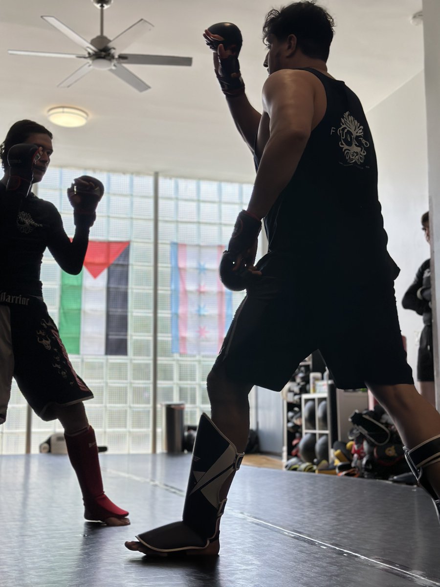 In a surprising instance of questionable judgment, coach asked me to substitute teach Muay Thai tonight ⁦<a href="/FoundationChic2/">Foundation Chicago</a>⁩ 😜 🥊 come thru for shenanigans