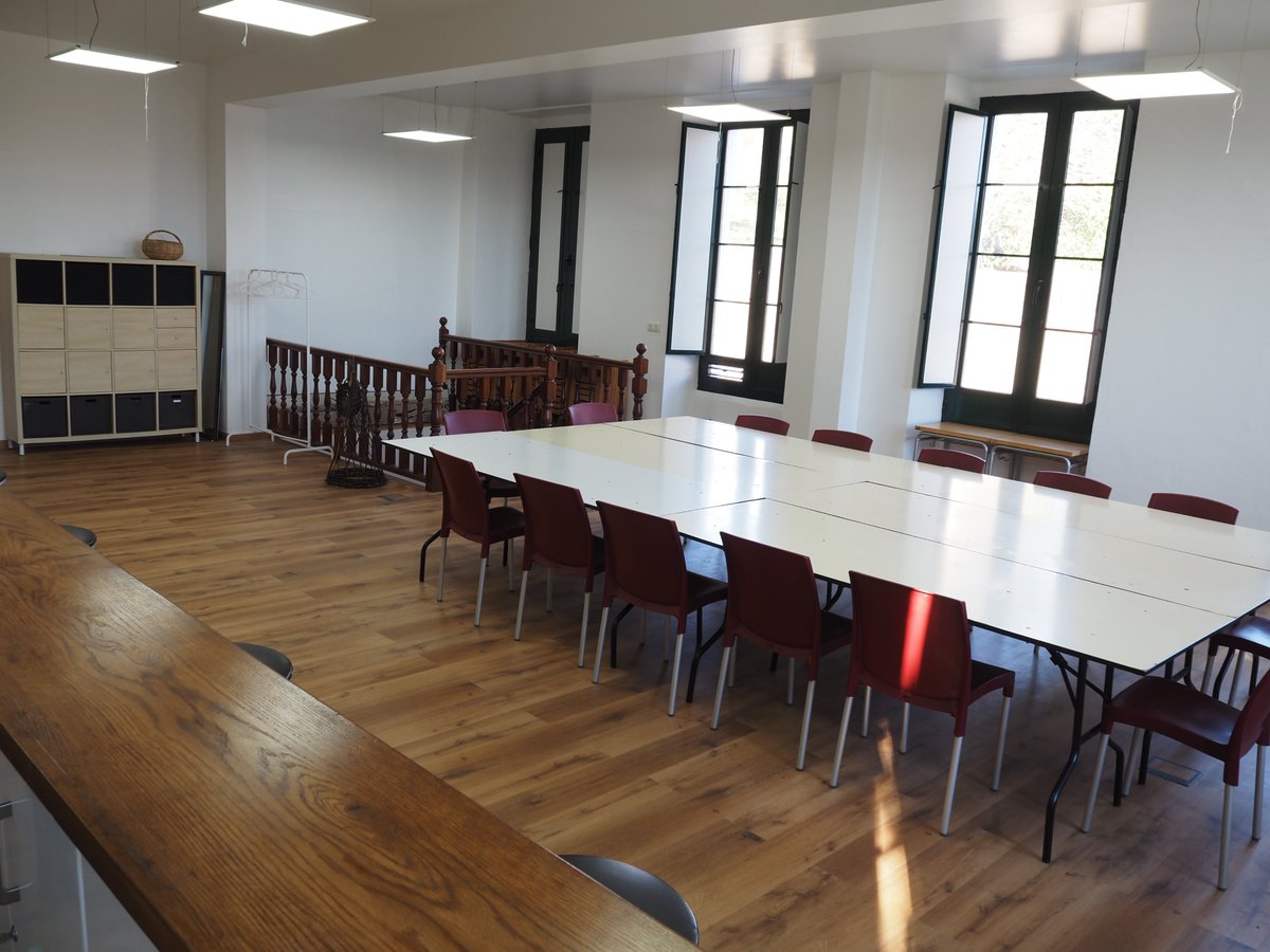 🏗️ 𝐎𝐛𝐫𝐚𝐬  👉🏽 Renovamos a nosa aula de actividades!👉🏽 Seguimos avanzando na recuperación do noso edificio, mellorando a súa estética e prestacións e, por suposto, mantendo toda a súa esencia. 
✅ Traballos cofinanciados pola <a href="/Depucoruna/">Deputación da Coruña</a>