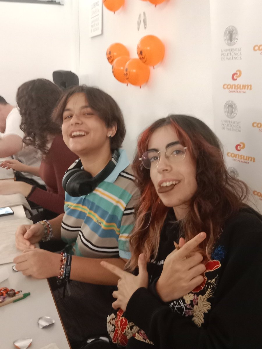 🎃 Hoy, por Halloween, hemos hecho en delegación un taller de pintar totebags!! Nos lo hemos pasado genial. 🎃🖤🧡🧛