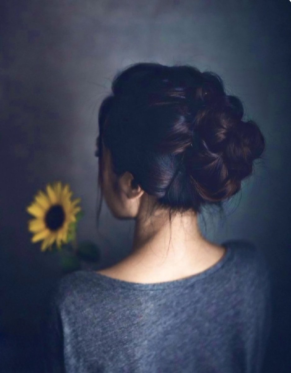 💭ومضة عشق (٢٣)

أنت المنفى الذي أحبه، والوطن الذي أهرب إليه.
  
✍🏻بدرية عيسى🌻