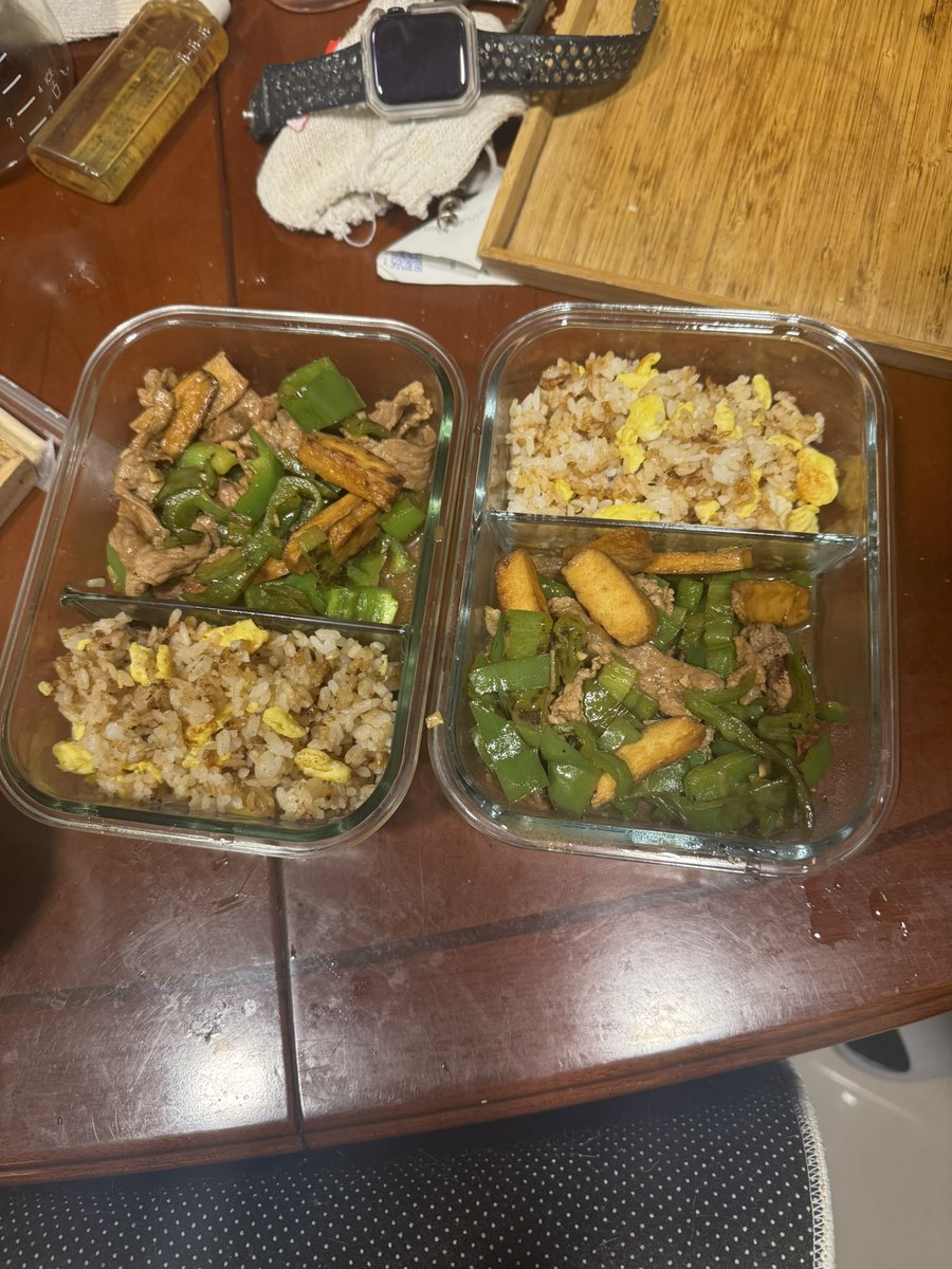 想要瘦身的兩個人😆
開始自己煮便當  除了成就滿滿以外還有添加很多愛心❤️

#遇見你之後，世界變得柔軟，連風都帶著甜味。