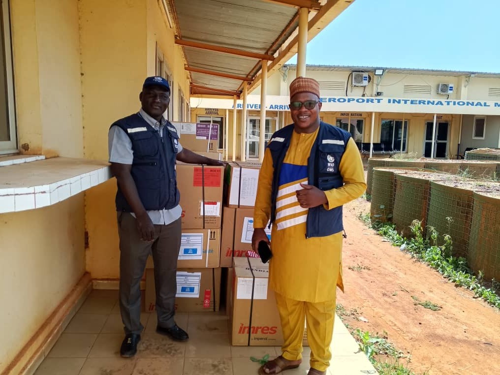 omsmali's tweet photo. Région de Mopti – Les districts sanitaires de Douentza et Tenenkou ont reçu un lot de médicaments d’urgence remis par l’OMS à la DRS Mopti, en réponse à l’épidémie de diphtérie déclarée dans ces zones. Objectif: soulager les soufrances des populations
🤝 #OMS #Santé #Diphtérie https://t.co/DMOqqmSdjE