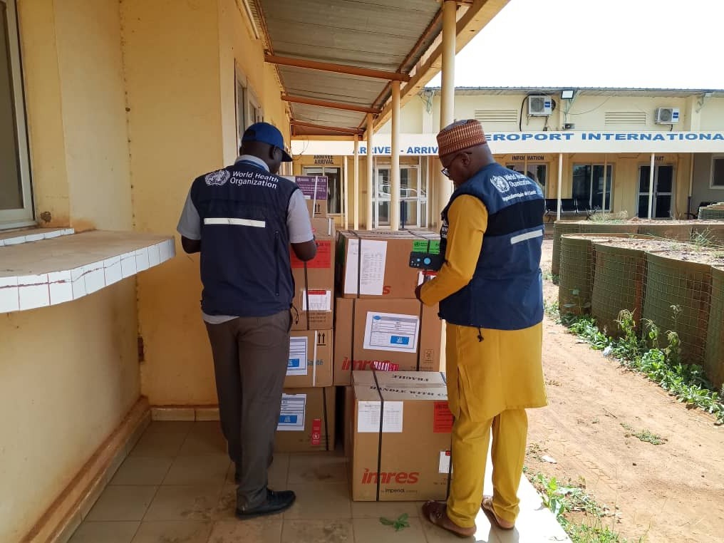 omsmali's tweet photo. Région de Mopti – Les districts sanitaires de Douentza et Tenenkou ont reçu un lot de médicaments d’urgence remis par l’OMS à la DRS Mopti, en réponse à l’épidémie de diphtérie déclarée dans ces zones. Objectif: soulager les soufrances des populations
🤝 #OMS #Santé #Diphtérie https://t.co/DMOqqmSdjE