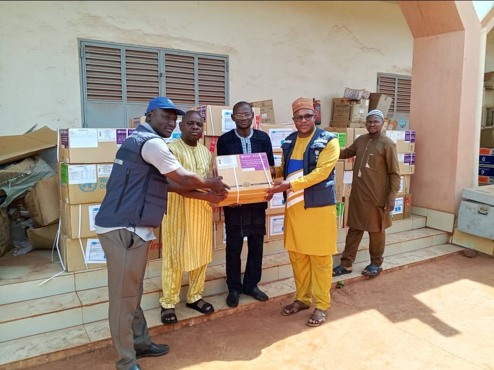 omsmali's tweet photo. Région de Mopti – Les districts sanitaires de Douentza et Tenenkou ont reçu un lot de médicaments d’urgence remis par l’OMS à la DRS Mopti, en réponse à l’épidémie de diphtérie déclarée dans ces zones. Objectif: soulager les soufrances des populations
🤝 #OMS #Santé #Diphtérie https://t.co/DMOqqmSdjE
