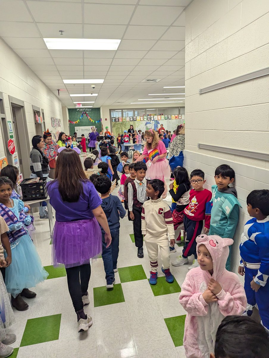 MrsMonarchclass's tweet photo. Despite the gloomy weather, we turned a rainy day into a fun opportunity by parading in the first grade pod to showcase our incredible costumes 🎃 https://t.co/1vaCd2nPz8