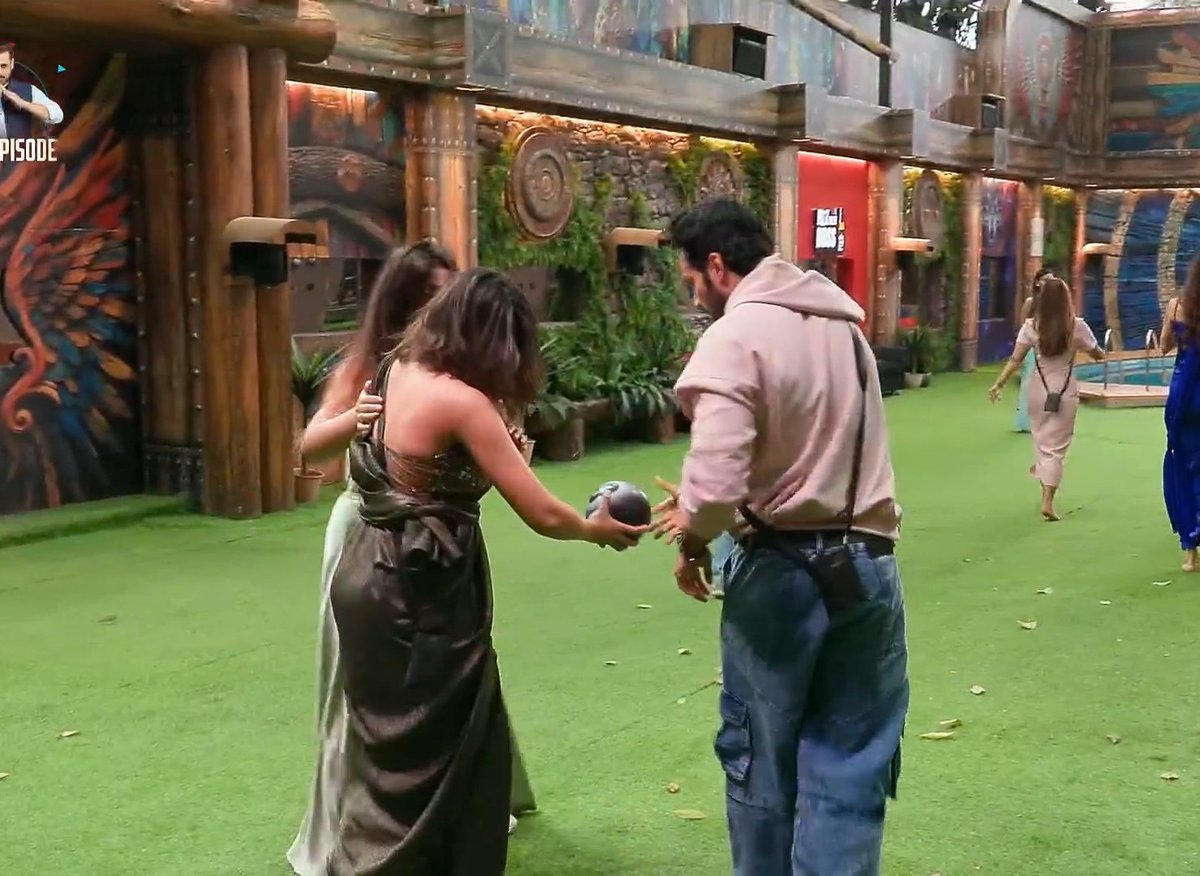 My respect for #AbhishekBajaj just went way up!! 🙌

Malti caught the ball, but all the other girls pounced on her. Abhishek stepped in, saved her, took the ball away, and then gave it back to Malti ❤️!!

#Biggboss19 #BB19
