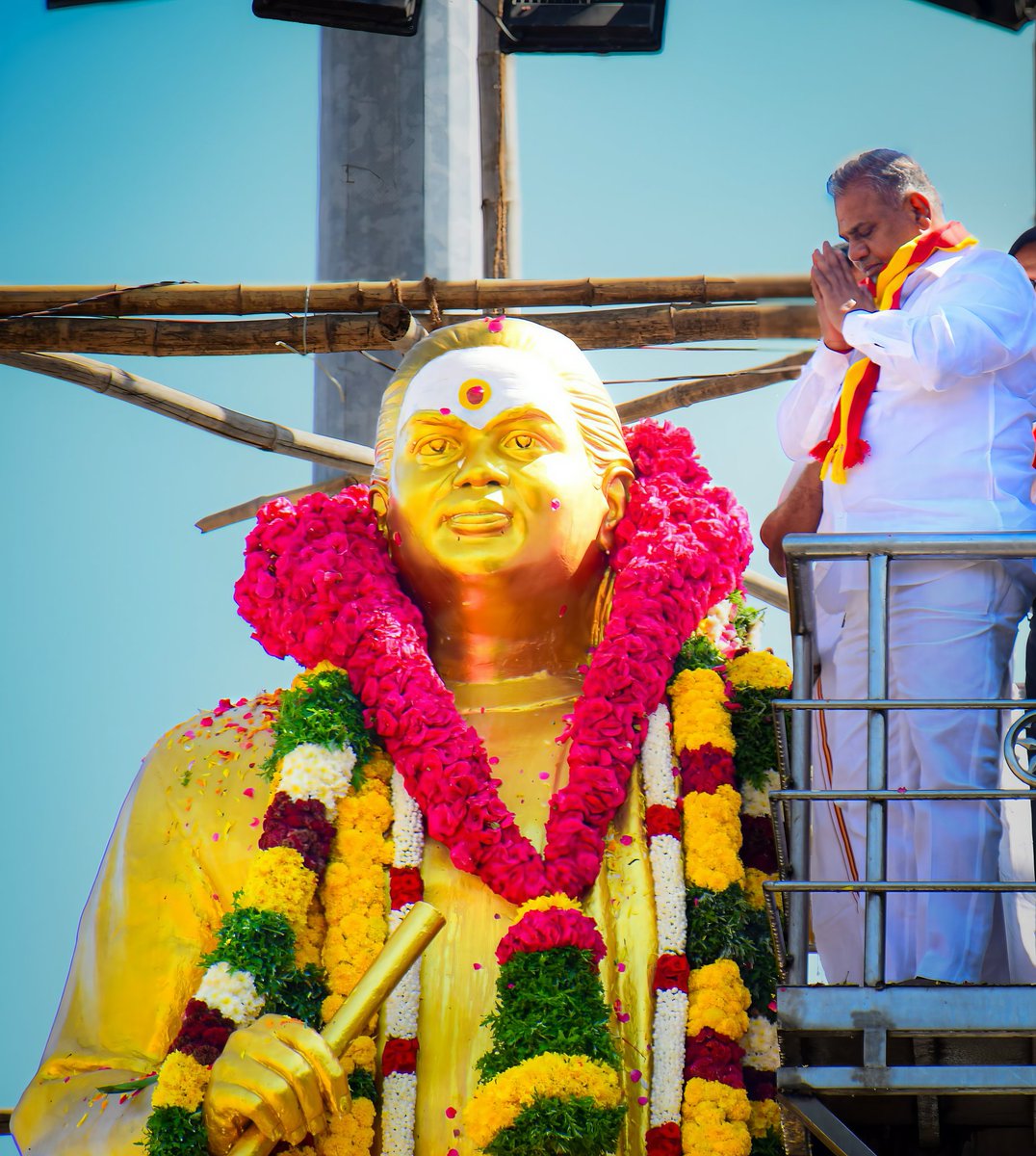 TvkNafil's tweet image. இன்று தேசிய தலைவர் பசும்பொன் முத்துராமலிங்க தேவர் குருபூஜை விழாவை முன்னிட்டு மதுரை கோரிப்பாளையத்தில் அமைந்துள்ள அவரது திருவுருவச் சிலைக்கு கழக பொதுச்செயலாளர் என்.ஆனந்த் அவர்கள் மாலை அணிவித்து மரியாதை செய்த தருணம்❤️🔥
#தமிழகவெற்றிக்கழகம் 
#TVKVijay