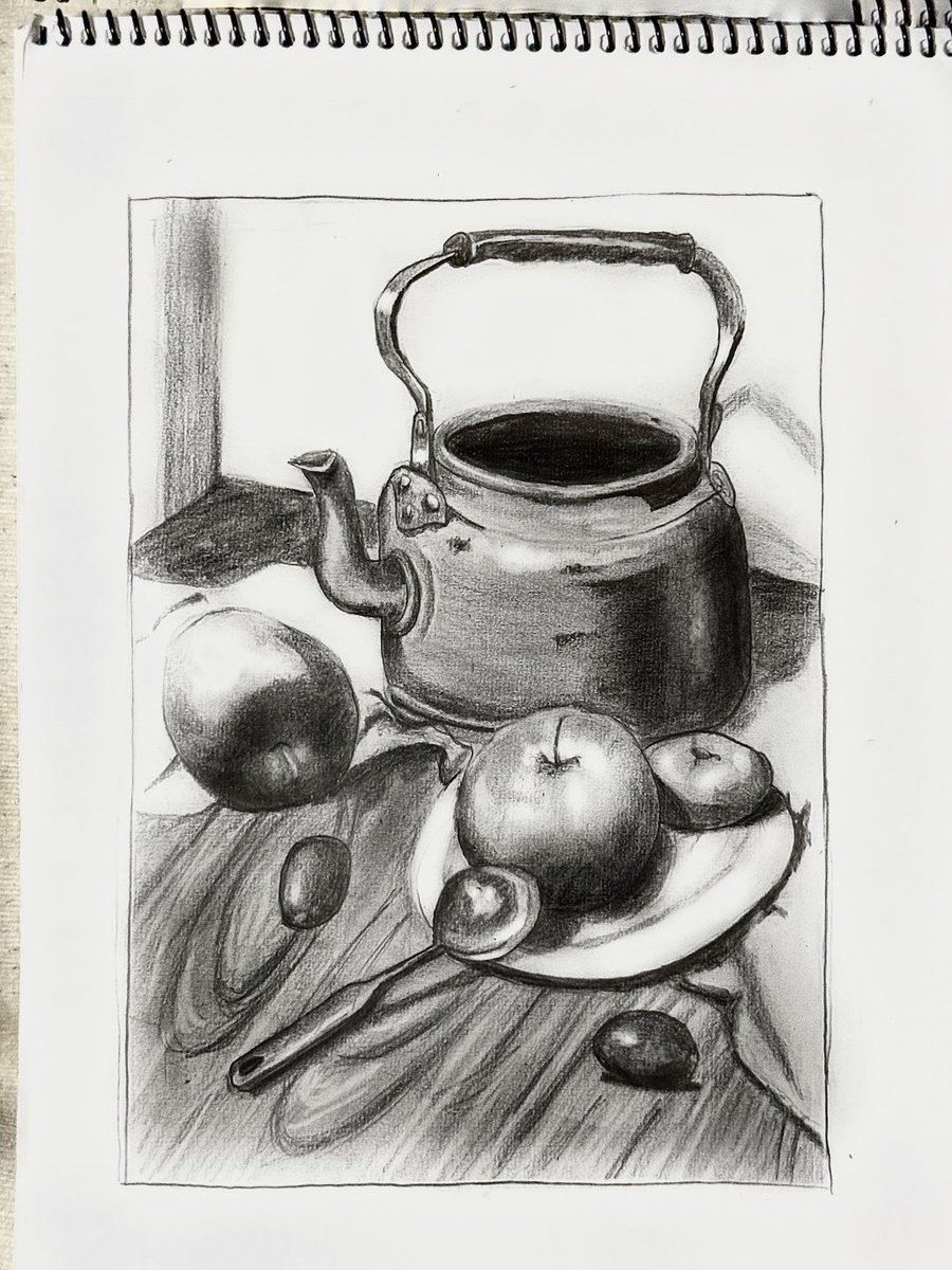 Oğlum anadolu liseli olunca resim kulübünü seçmiş. Sene başından beri sadece kulüp derslerinde şunu yapmış. Haftada bir saat dersle nasıl bu kadar çizebiliyor anlamıyorum. Masanın üstünde görünce ben şok. Evde otur çiz desem bi ton laf söyler haspam.