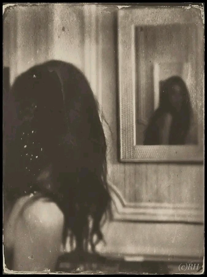 o_elixir's tweet image. Dans le souffle du soir, le silence s&apos;étire...
Les ombres se frôlent,le silence soupire..
Une douce mélancolie caresse la peau du temps..
Et dans mes brumes, je recherche encore mes parfums d&apos;antan..