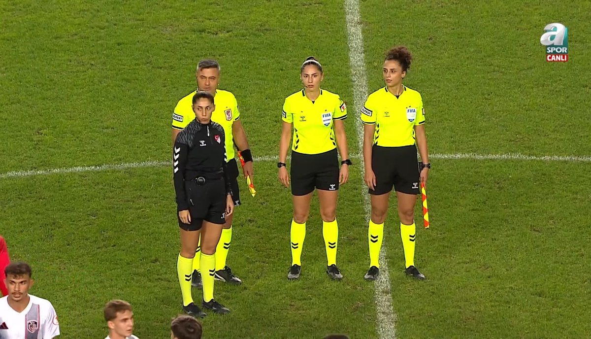 Şimdi <a href="/aspor/">A Spor</a> da yayınlanan <a href="/GaziantepFK/">Gaziantep FK</a> <a href="/karagumruk_sk/">Fatih Karagümrük SK</a> <a href="/TurkiyeKupa/">Türkiye Kupası</a>'sı maçını Kadın hakemler yönetti. Çiçek gibide yönetti. Hiç içime kuşku düşmedi, bahis oynadılar mı, şike yaptılar mı diye... Bu tecrübeyi dikkate alın <a href="/TFF_Org/">TFF</a>