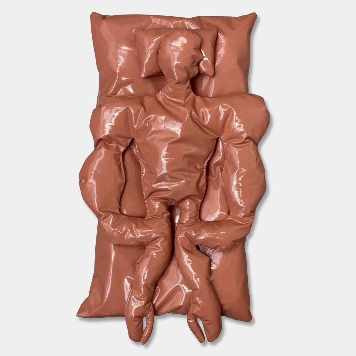 _JoeMadeira's tweet photo. Can empathy extend to a synthetic body?

𝙁𝙞𝙜𝙪𝙧𝙚 𝙞𝙣 𝘽𝙚𝙩𝙬𝙚𝙚𝙣 (𝟤𝟢𝟤𝟦) explores breath, containment and posthuman tenderness.

https://t.co/x37rcEZLAf

#ContemporarySculpture #JoeMadeira #FigureInBetween #PosthumanArt #QueerMateriality #VinylSculpture #ViewingRoom https://t.co/KoCoQQ7WUK