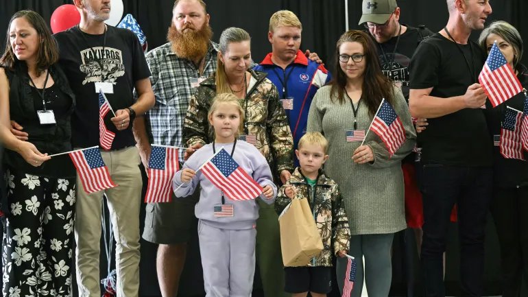 EricLDaugh's tweet image. 🚨 BREAKING: President Trump has just set the annual limit for refugees into the U.S. at 7,500 and most will be South African farmers who can easily assimilate
GREAT! I want very few refugees, and the ones who DO come here must be instantly prepared to adopt the American way. 🇺🇸