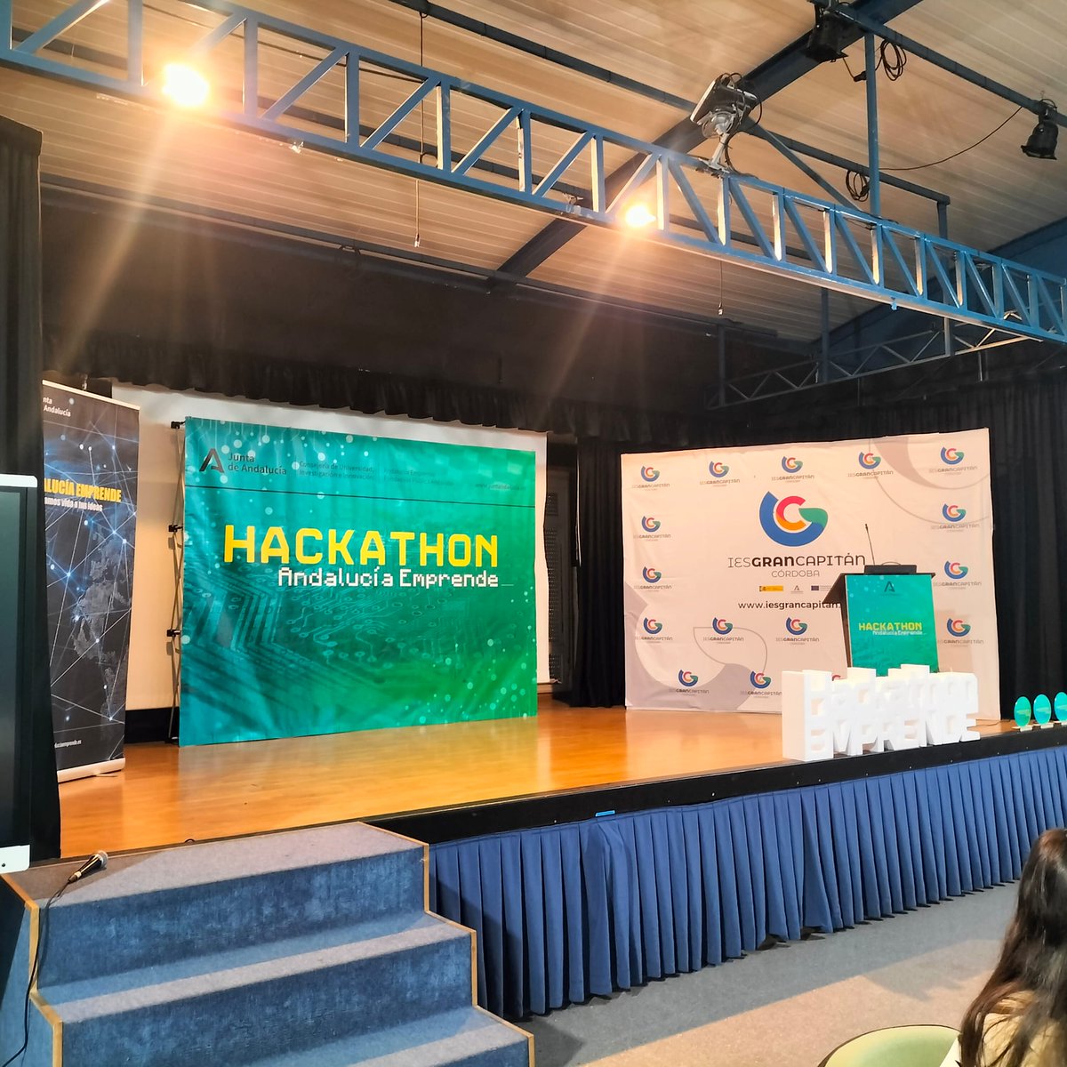 Nuestros alumnos de IPE II, participando en el Hackathon Córdoba 2025.