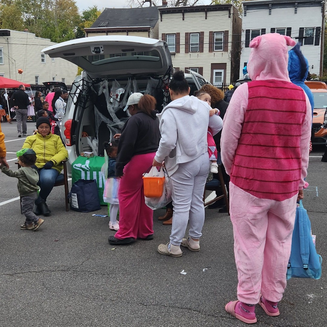 We sure are getting in the Halloween spirit around here! Our JumpStart team and their spooky spider friend co-sponsored the City of Albany's Community and Neighborhood Services Trunk or Treat Event earlier this week. Kids were able to stop by for candy and get more information on