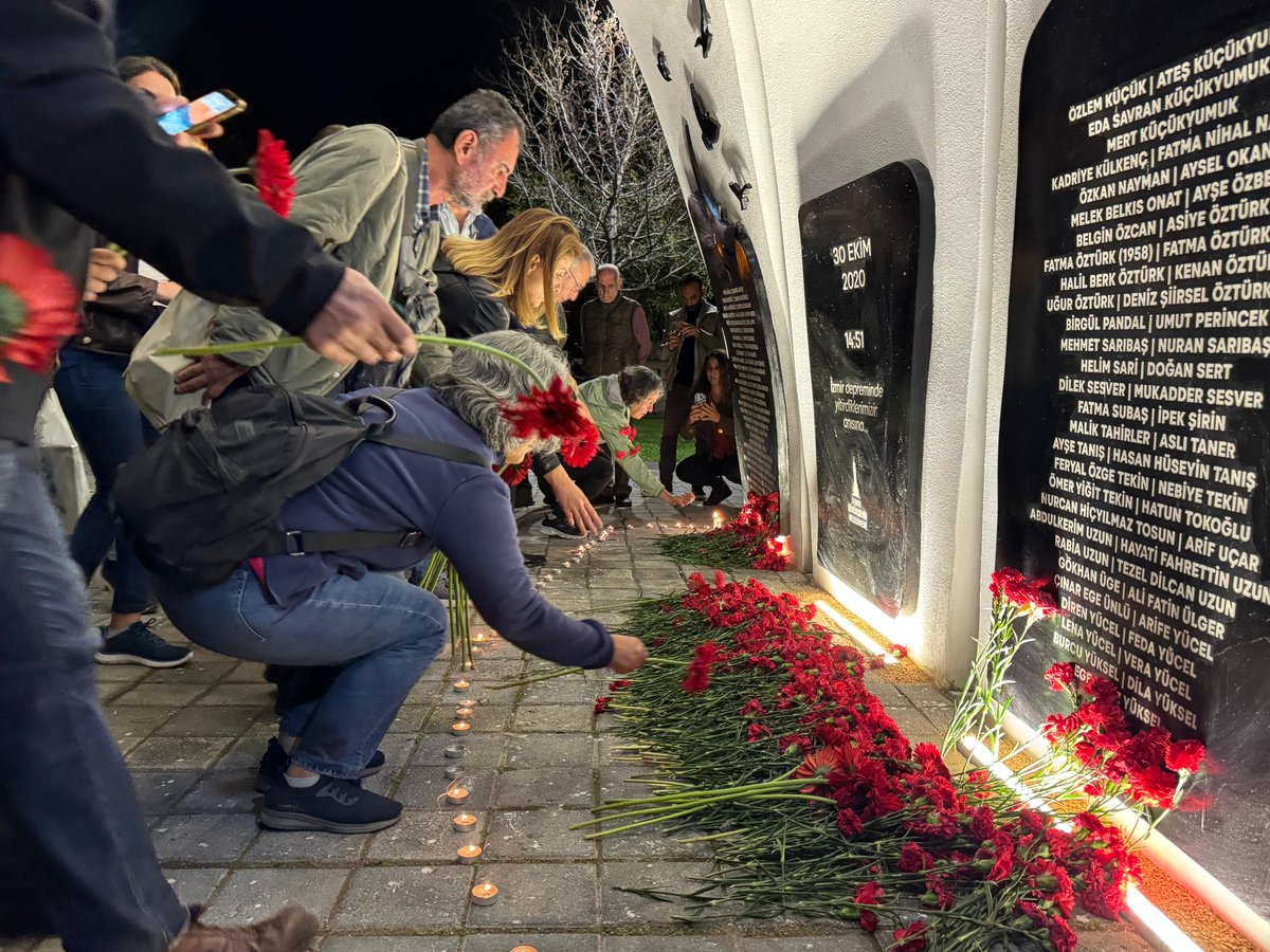 30 Ekim İzmir depreminin 5. yılında kaybettiğimiz yurttaşlarımızı andık.

Depremlerde, yangınlarda, sellerde hayatını yitirenlerin sorumlusu olan  iktidar, bu sorunlara çözüm üretemez.

Çünkü bu rejimin mayasında rant var, yağma var, talan var.  
İnsan yok, canlı yok,yaşam yok!