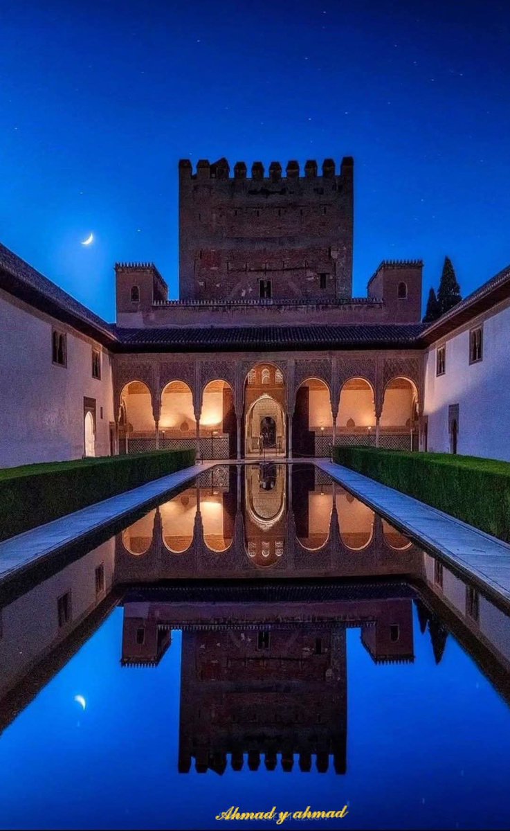 لَكَ اللَهُ مِن بَرقٍ تَراءى فَسَلَّما
وَصافَحَ رَسماً بِالعُذَيبِ وَمَعلَما
إِذا ما تَجاذَبنا الحَديثَ عَلى السُرى
بَكيتُ عَلى حُكمِ الهَوى وَتَبَسَّما
وَلَم أَعتَنِق بَرقَ الغَمامِ وَإِنَّما
وَضَعتُ عَلى قَلبي يَدَيَّ تَأَلُّما

#ابن_خفاجة_الأندلسي 
#الأندلس