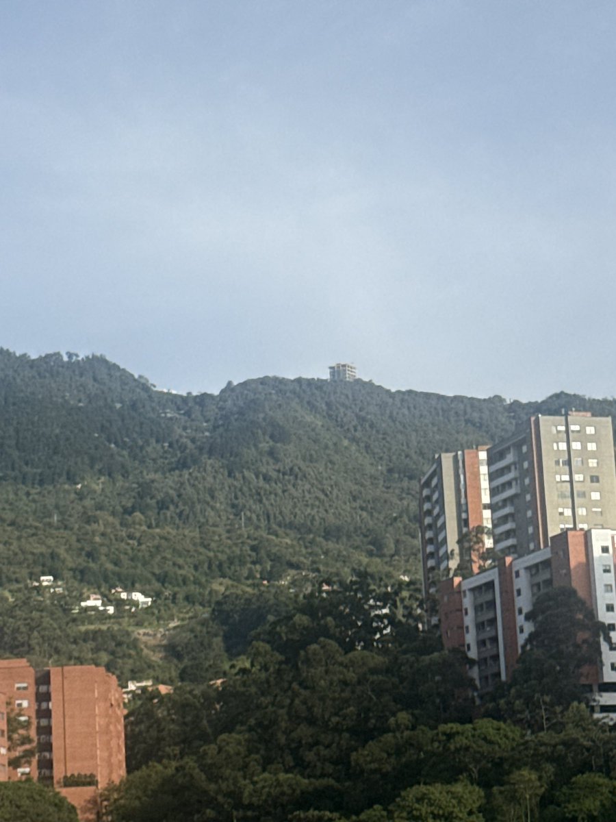 jorgetorresra's tweet image. Este caso no es solo “tener licencias”. El POT de Envigado es claro respecto a la protección de laderas, áreas de alta pendiente, bordes visuales y su función ambiental estratégica.

📌 Las licencias no pueden estar por encima del ordenamiento territorial ni del principio de…