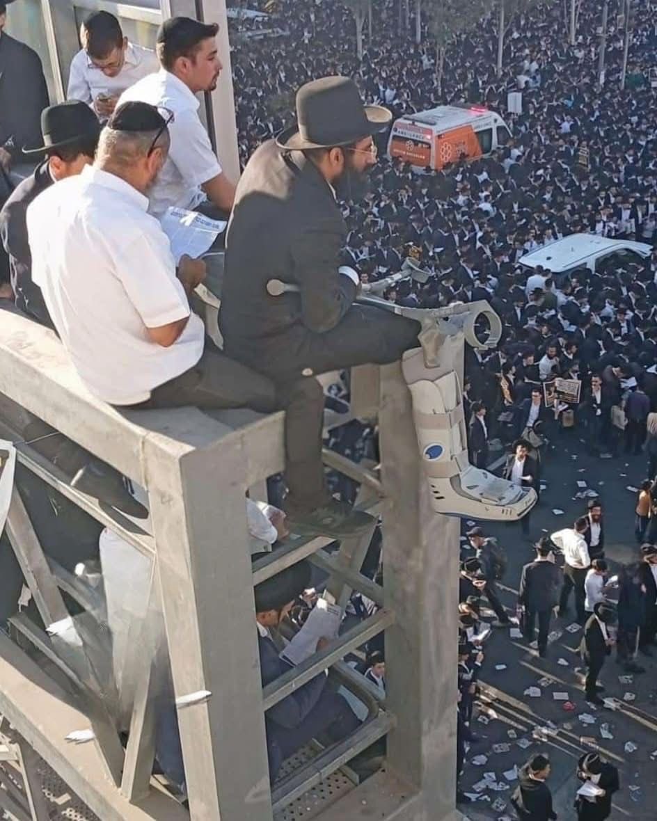 אלוקים אדירים, מה זה הטירוף הזה?