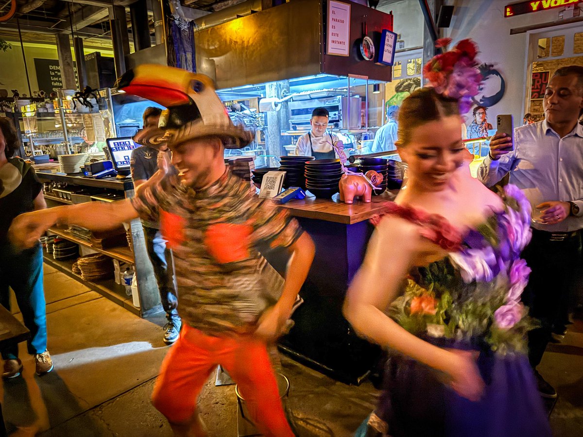 ¡Bogotá tiene los brazos abiertos al mundo! 💛❤️

Acompañamos el Congreso de la Federación Internacional por los Derechos Humanos, con una muestra cultural y haciendo entrega de un reconocimiento al evento por elegir a nuestra ciudad como su escenario. #FIDHcongress