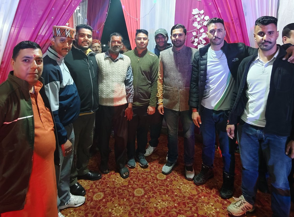 rishav_pandav's tweet image. आज #बैजनाथ विधानसभा की #पंचायत_रजोट में आदरणीय श्रीमति सुनीता शर्मा जी के सुपुत्र एवं हमारे भाई #Rishav_Sharma जी के विवाह समारोह में उपस्थित होकर समस्त परिवारजनों को शुभकामनाएं प्रेषित की🙏
#Heartiest_Congratulations_Bhai

रिशव पांडव