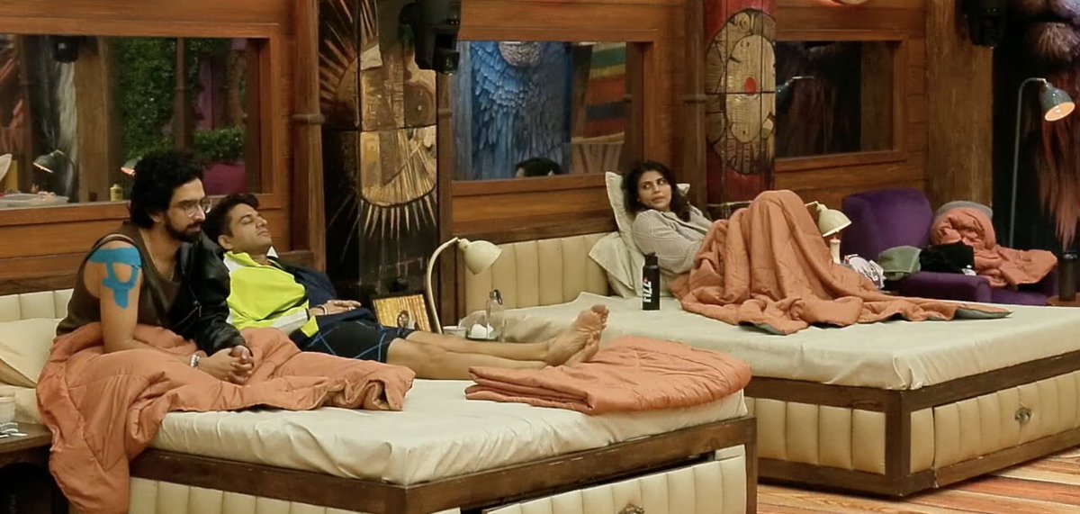 ItsABhere's tweet image. #Gaurav: Mere ko darr lagg raha hai ki bahar ja ke acting na bhul chuka hun.

#Malti: Aap toh yaha bhi acting hi kar rahe ho toh na chance 😭😭

Malti was 😂😂

#AbhishekBajaj • #BiggBoss19 • #BB19 •