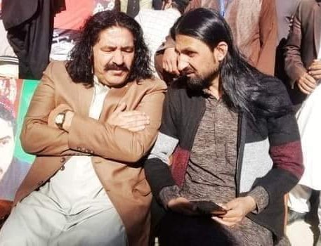 پی ٹی ایم رہنما علی وزیر کو آج سکھر جیل سے خفیہ طور پر نکالا گیا ہے اور اب تک کوئی معلومات نہیں کہ انہیں کہاں لے جایا گیا۔

اگر علی وزیر کو کچھ ہوا تو اس کی پوری ذمہ داری عسکری قیادت، سندھ حکومت اور بلاول بھٹو زرداری پر عائد ہوگی۔
#WhereIsAliWazir