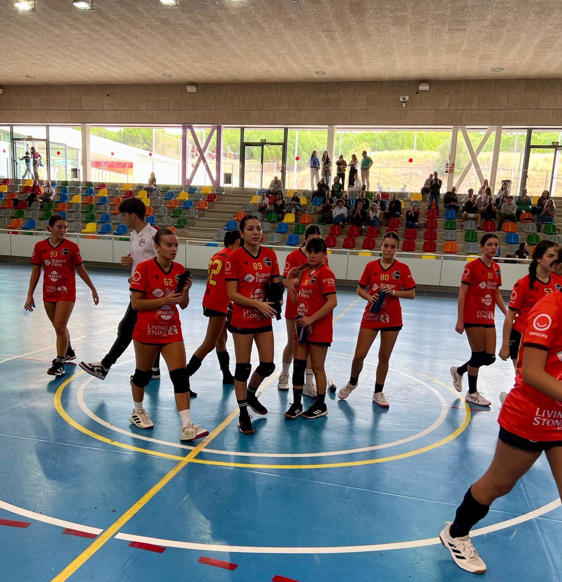 Bon partit del Cadet Femení que finalment se’ns escapa. L’equip ha jugat ordenat i concentrat en una pista complicada. Continuem!🧡🖤🧡